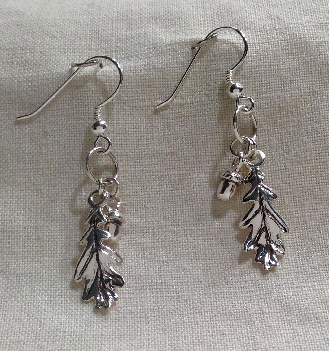 Silver oak leaves and acorn earrings. Perfect for a nature lovers, autumn style, sweet boho drop earrings.