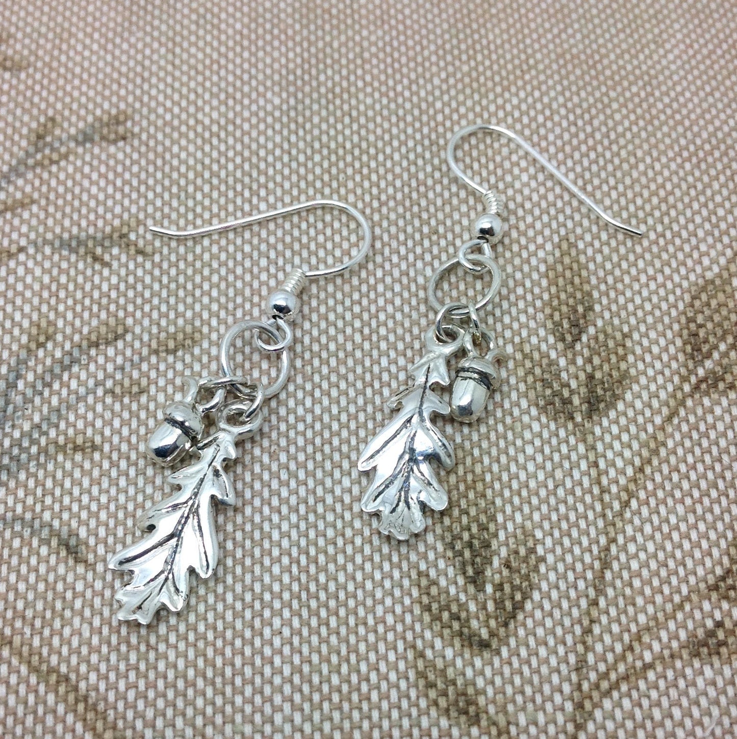 Silver oak leaves and acorn earrings. Perfect for a nature lovers, autumn style, sweet boho drop earrings.